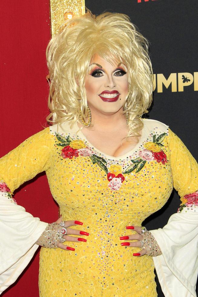 los angeles - 6 de diciembre jason cosmo, dolly parton drag queen en el estreno de dumplin en el teatro chino tcl el 6 de diciembre de 2018 en los angeles, ca foto