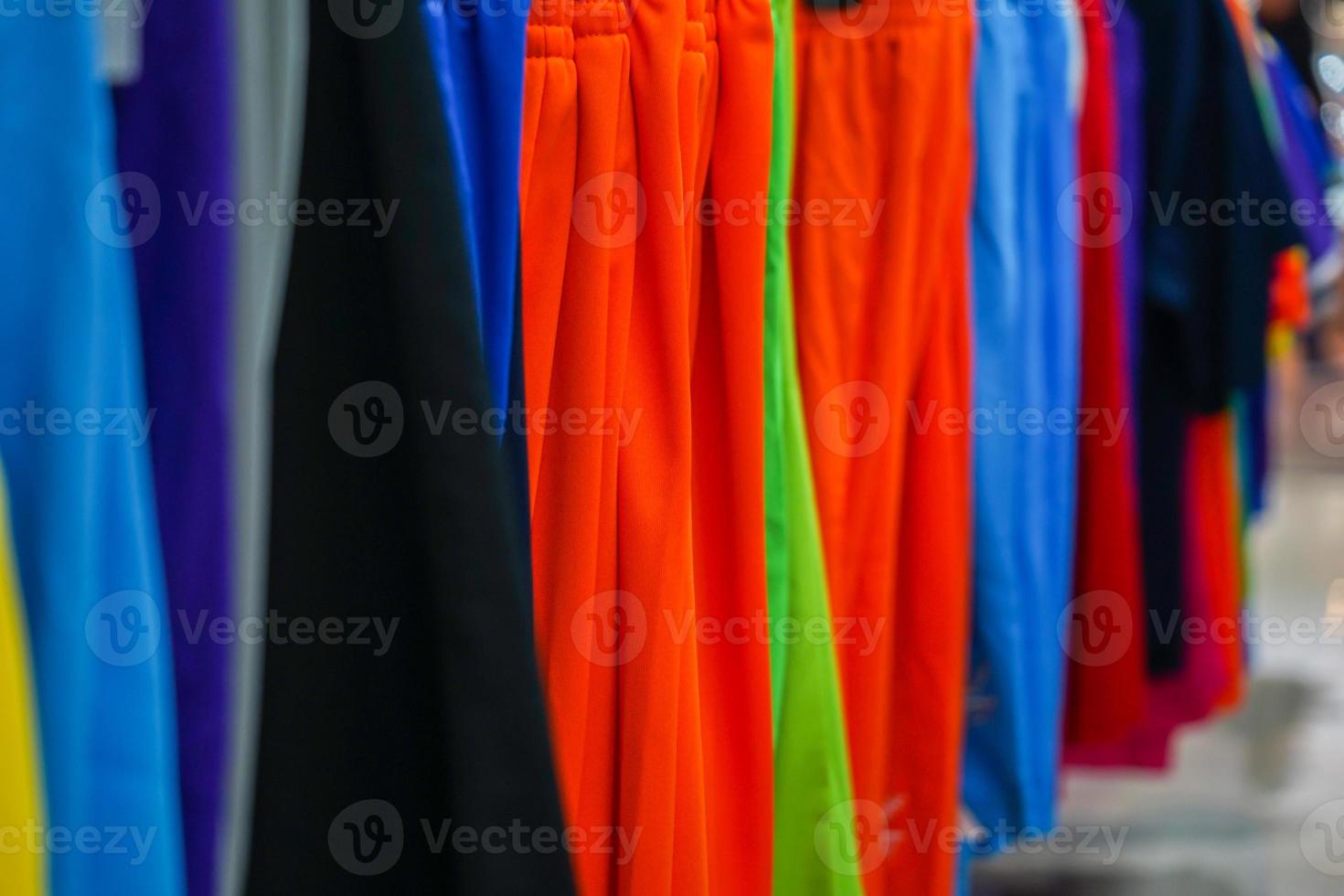 la ropa deportiva cuelga en el tendedero de la tienda de deportes. foto