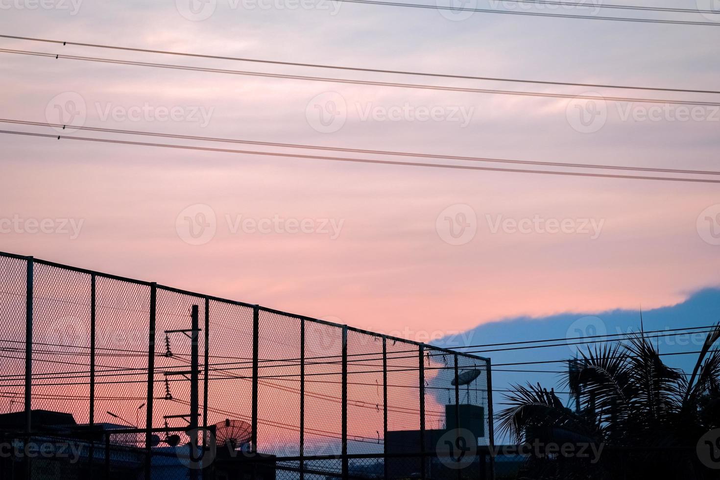 cielo crepuscular sobre el campo de fútbol foto