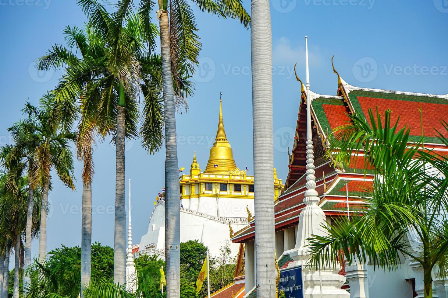 wat sakad y montaña dorada desde la vista de entrada. la letra tailandesa en el letrero es templo budista y otra es unirse al evento de budismo en el día de buda en el templo budista foto