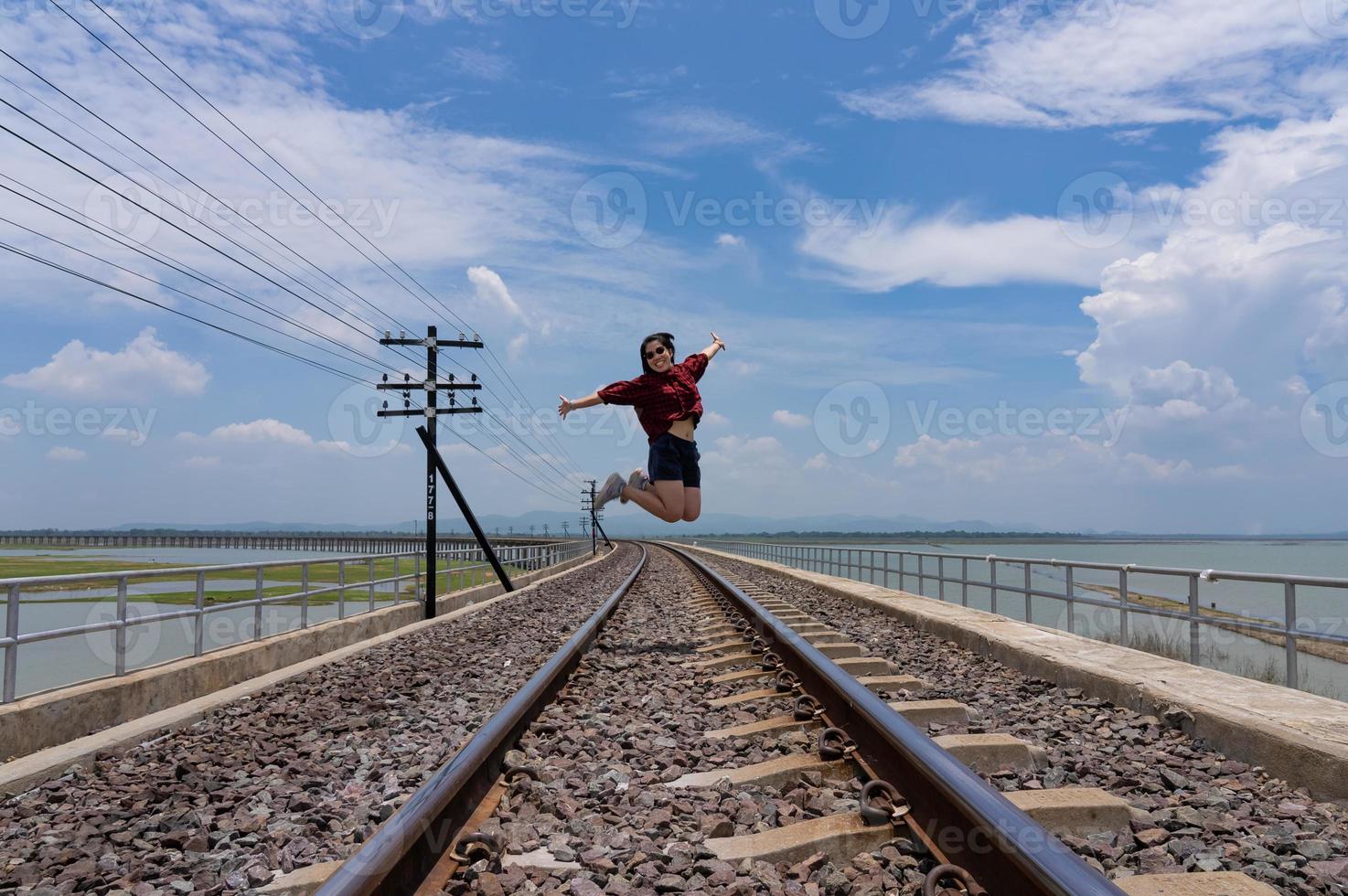 mujer adulta caminando en el ferrocarril mientras viaja en vacaciones de verano foto