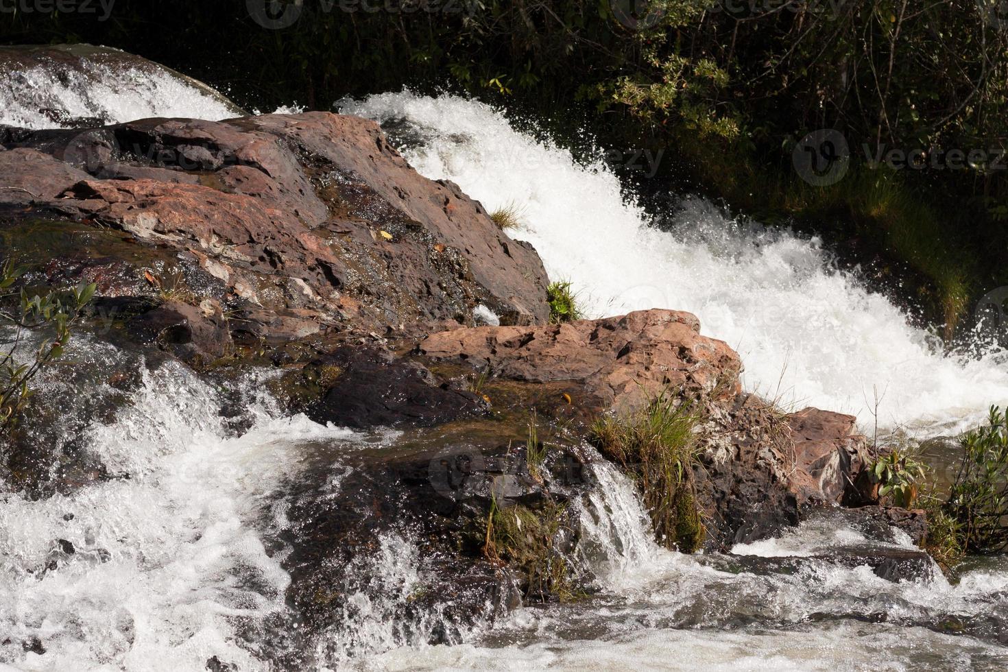 la cascada conocida como espanhol una de las siete hermosas cascadas en indaia, cerca de planaltina y formosa, goiás, brasil foto