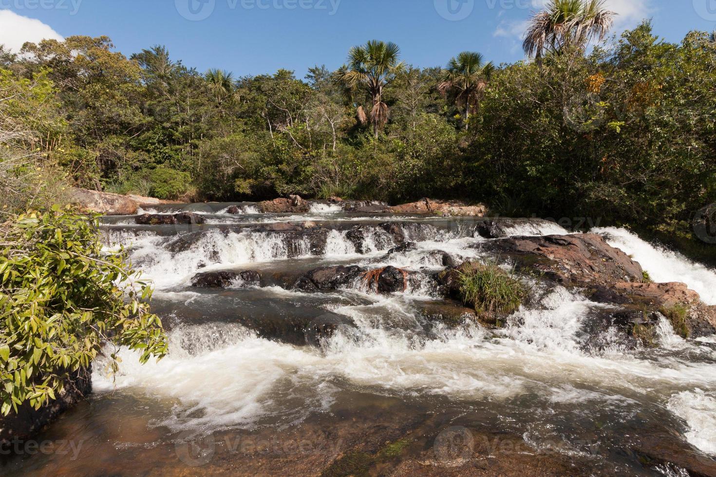 la cascada conocida como espanhol una de las siete hermosas cascadas en indaia, cerca de planaltina y formosa, goiás, brasil foto