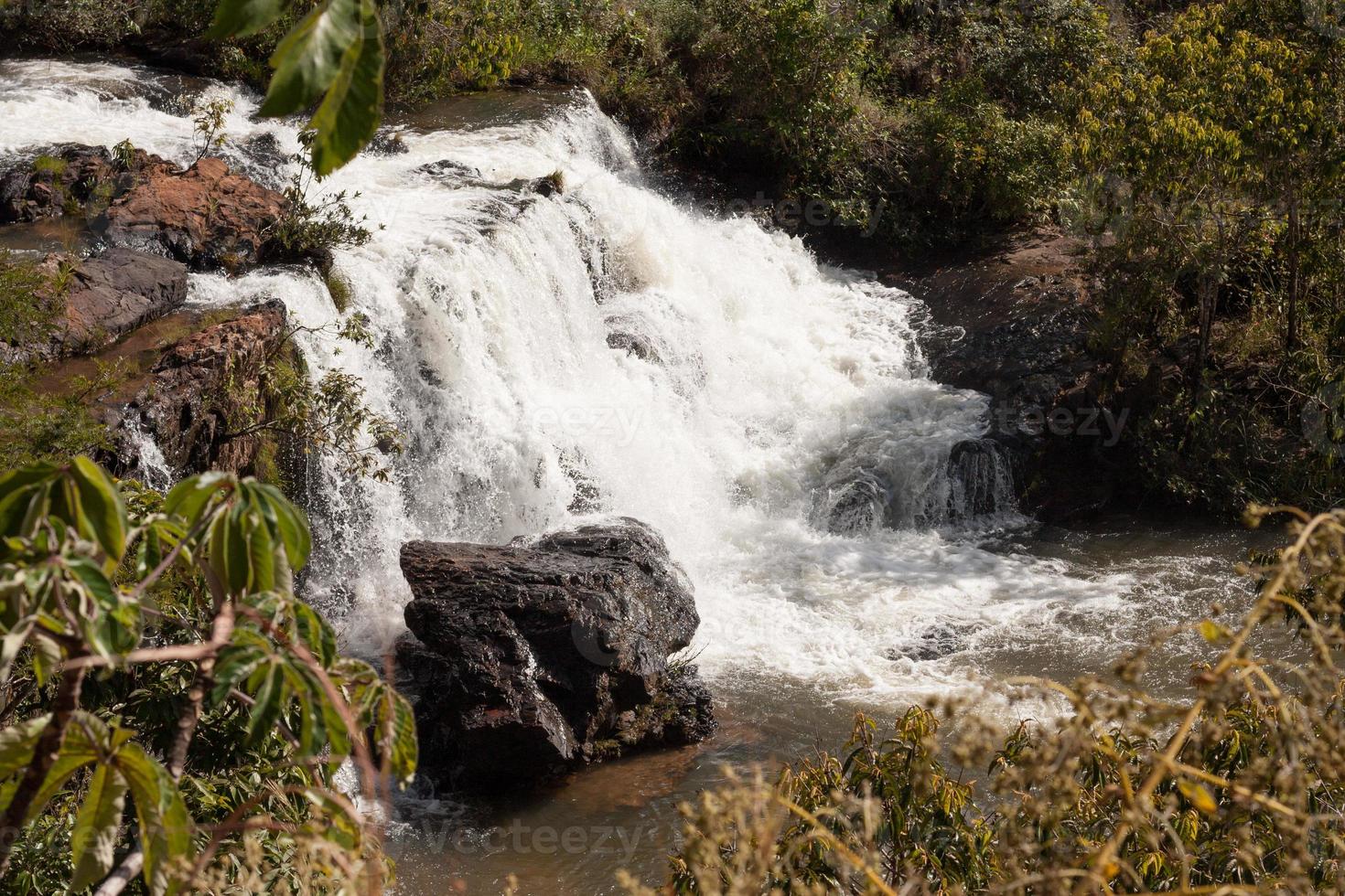 la cascada conocida como espanhol una de las siete hermosas cascadas en indaia, cerca de planaltina y formosa, goiás, brasil foto