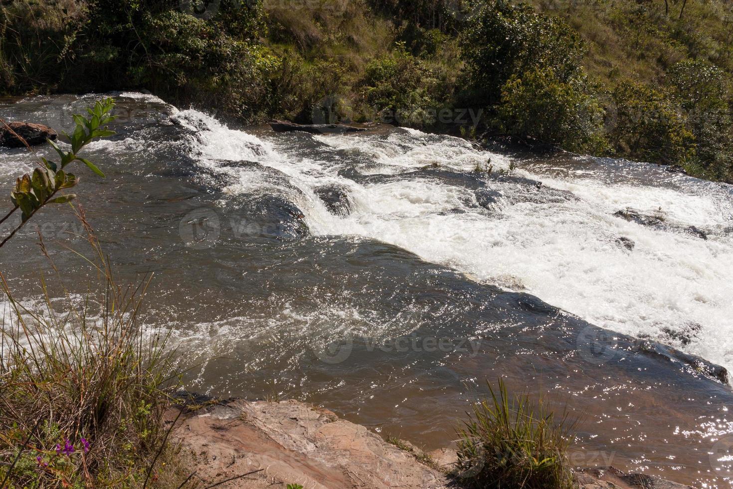 la vista superior de la cascada 3 buritis a lo largo del sendero en indaia cerca de planaltina y formosa, goiás, brasil foto