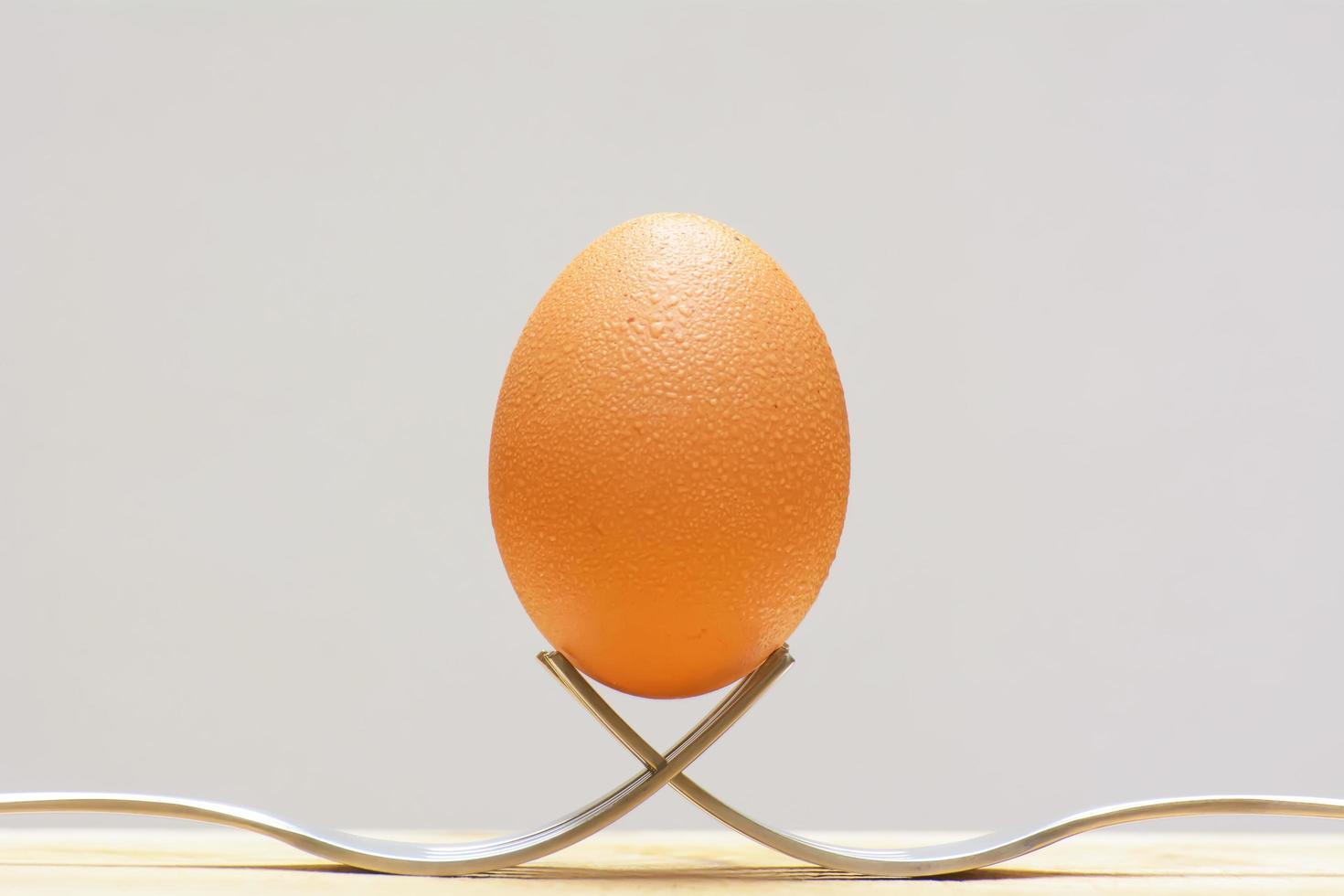 huevo en un tenedor foto