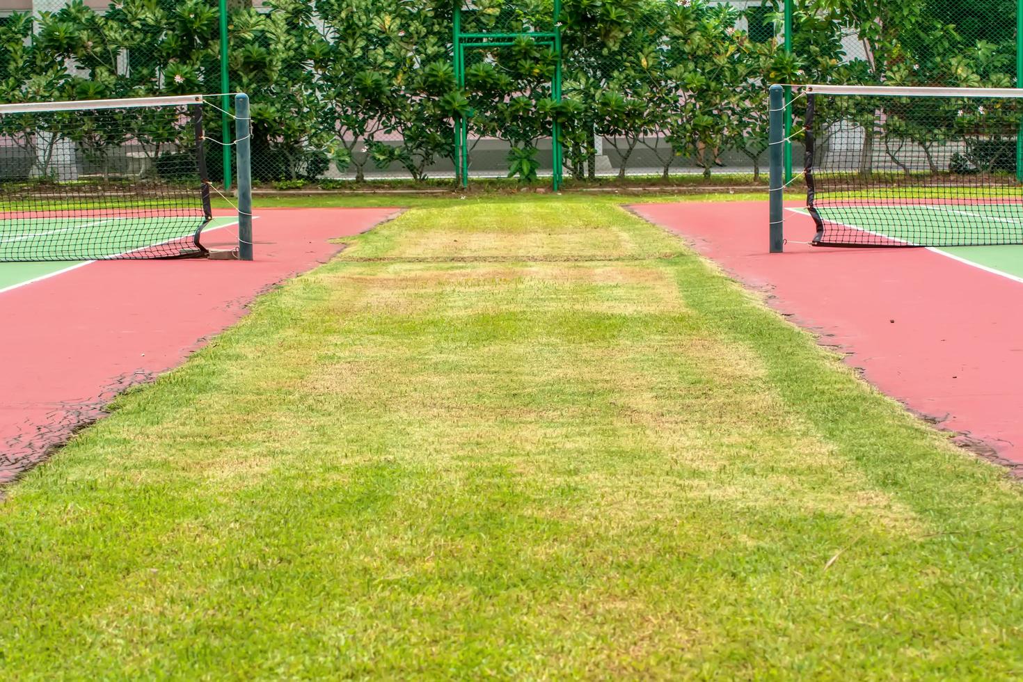 Green tennis court photo