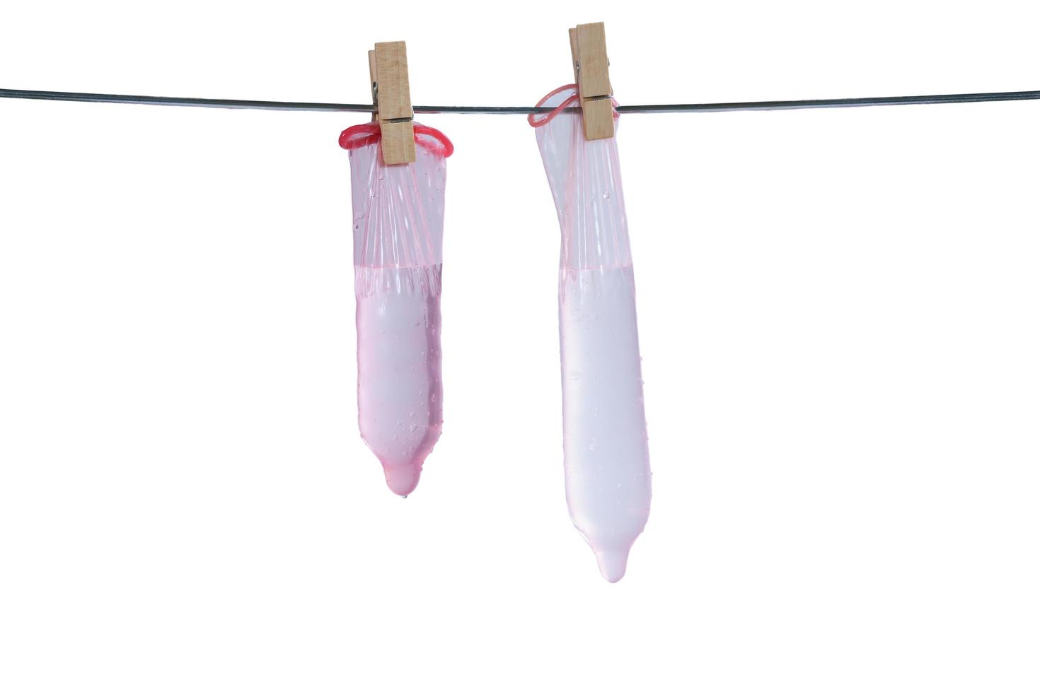 Los preservativos utilizados se secan al sol. concepto de sexo equivocado. foto