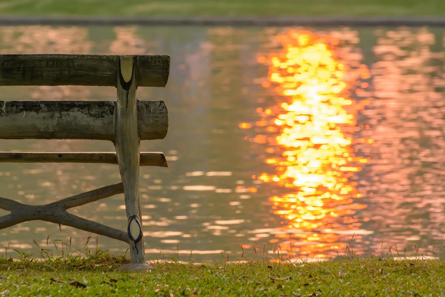 puesta de sol de sombra en el agua foto