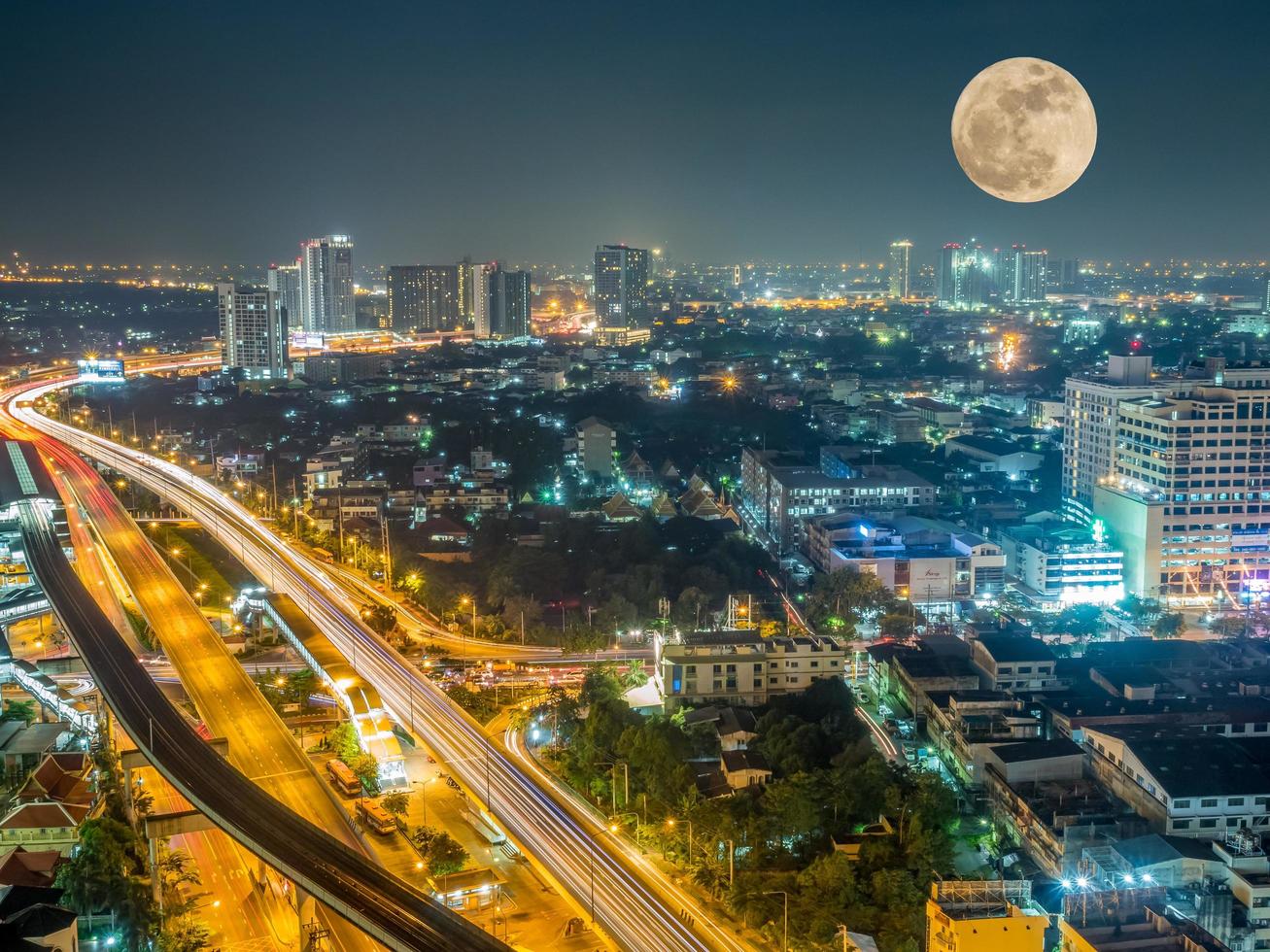 vista surrealista del paisaje urbano bajo la luna llena gigante y sangrienta en bangkok, tailandia foto