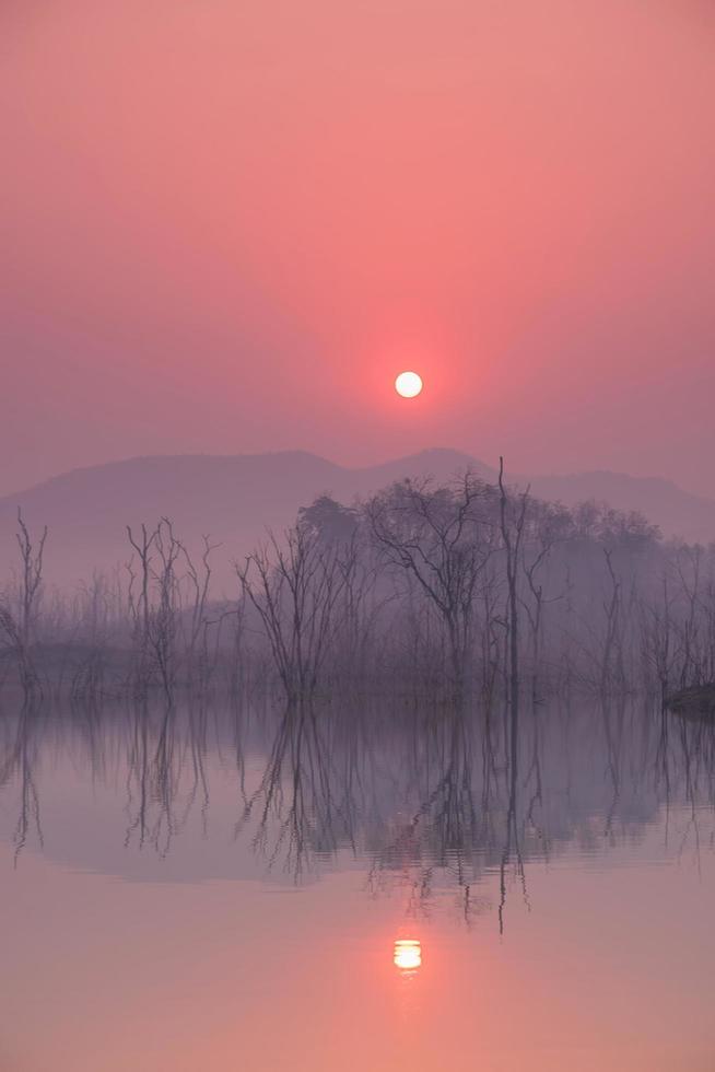 hermoso amanecer sobre un lago. foto
