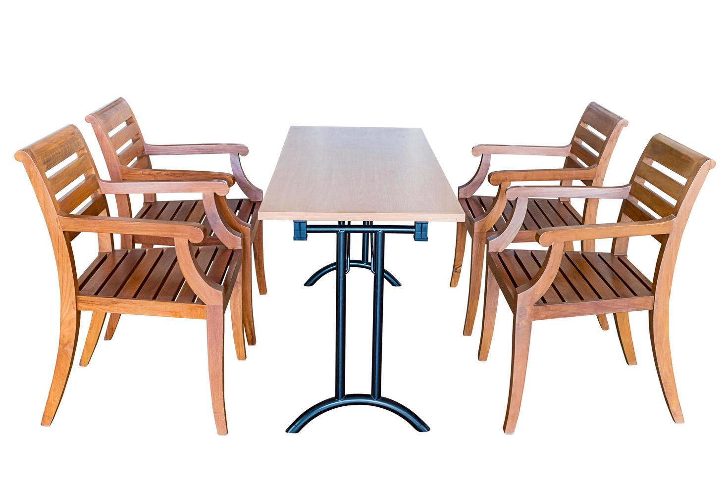 mesa de comedor y sillas de madera. foto