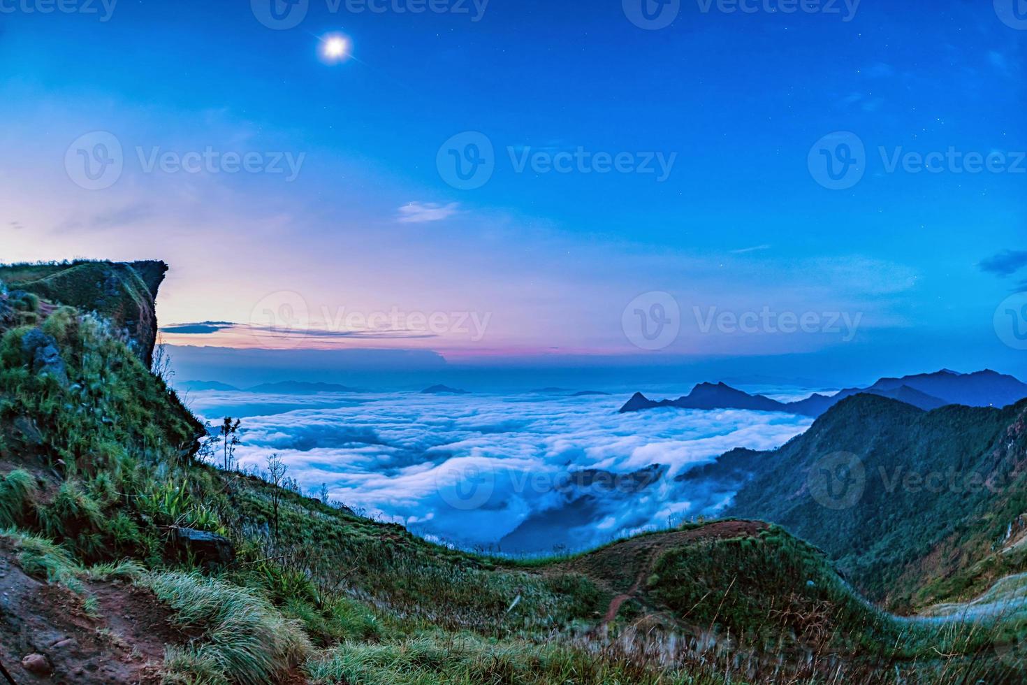 mar de niebla en phu chi fa. foto