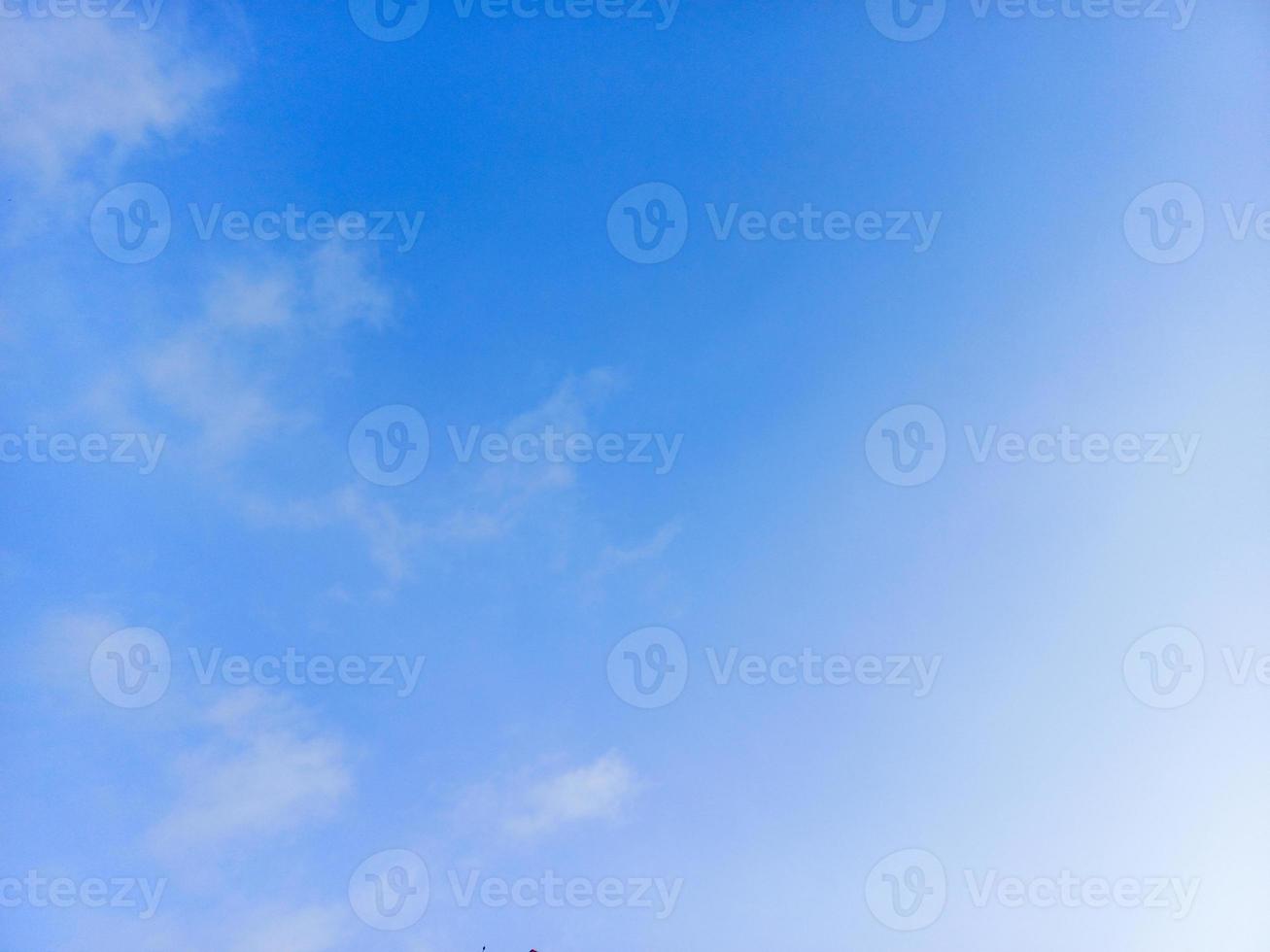 paranomic de cielo azul con nubes transparentes suaves foto