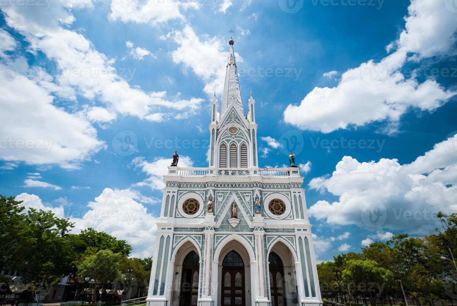 iglesia católica blanca en tailandia foto