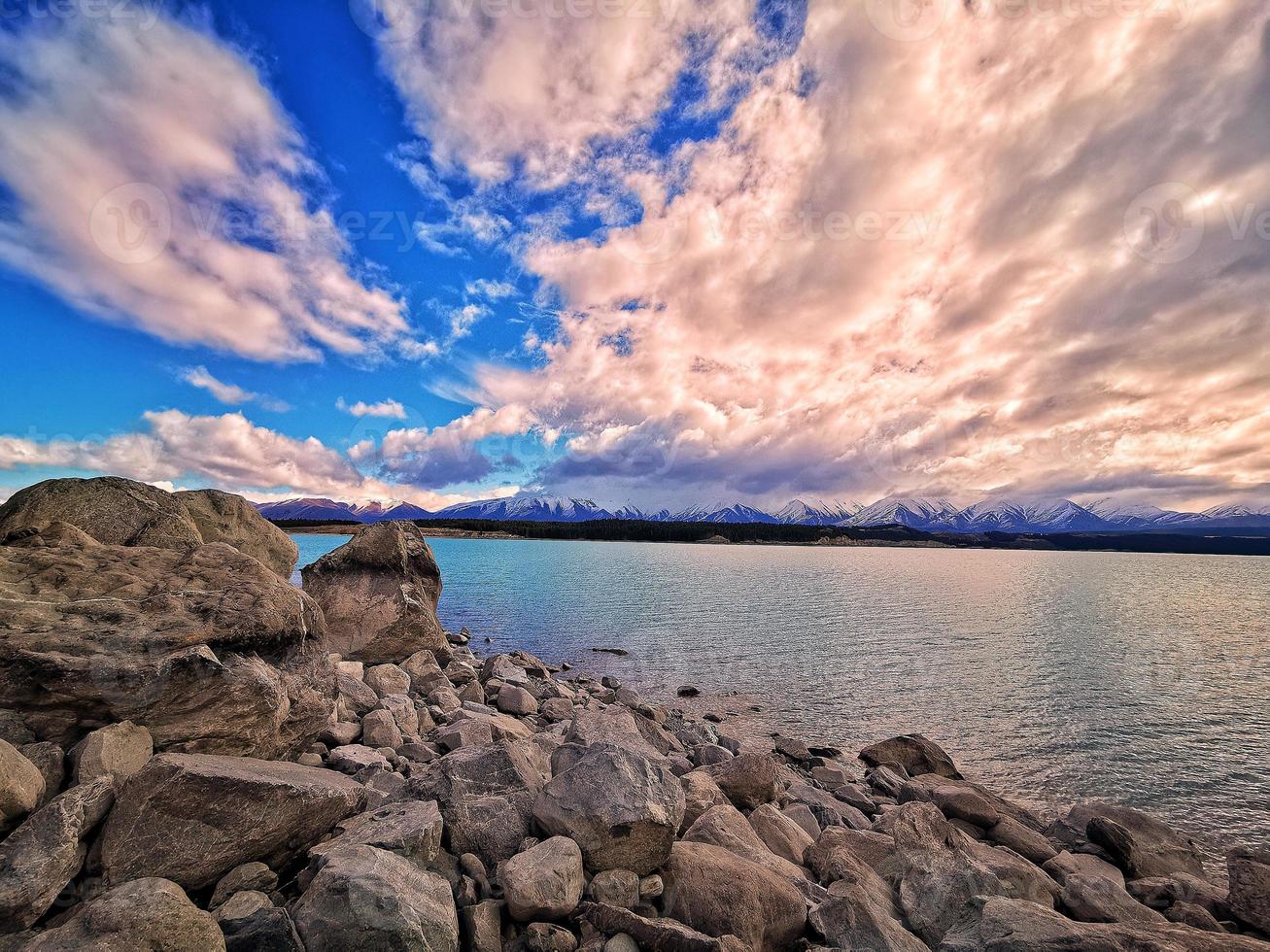 rocas en el lago tekapo foto