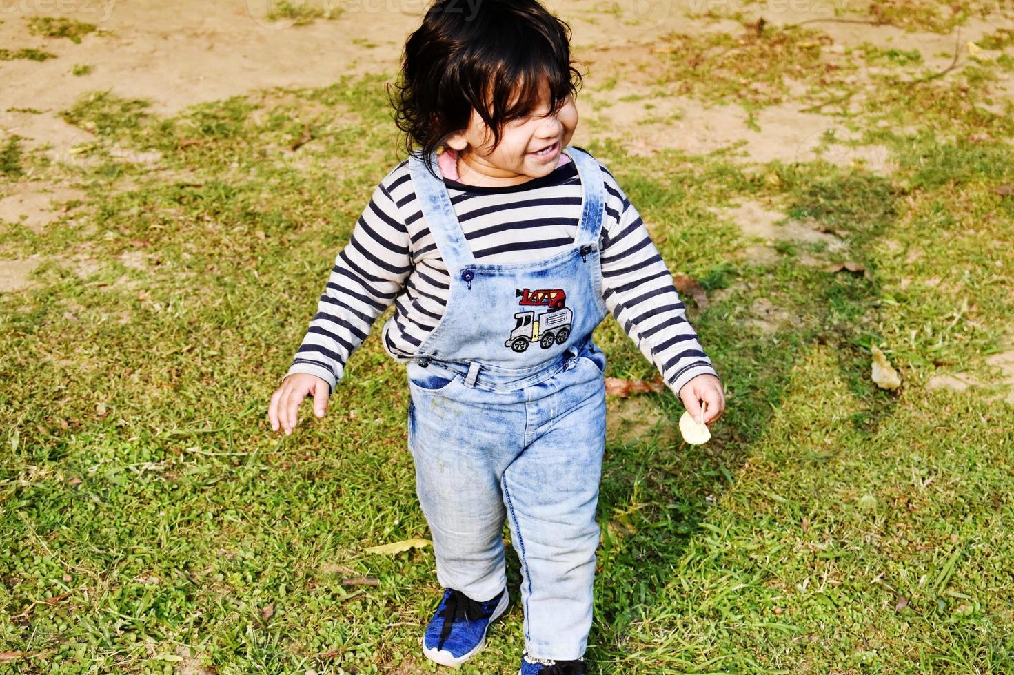 un lindo bebé en el patio de recreo foto