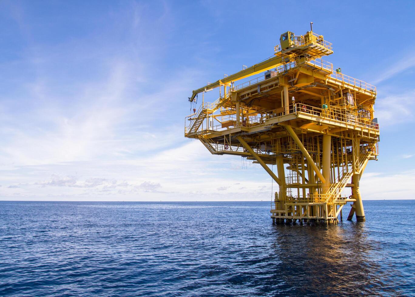 plataforma de producción en alta mar en el mar para la producción de petróleo y gas foto