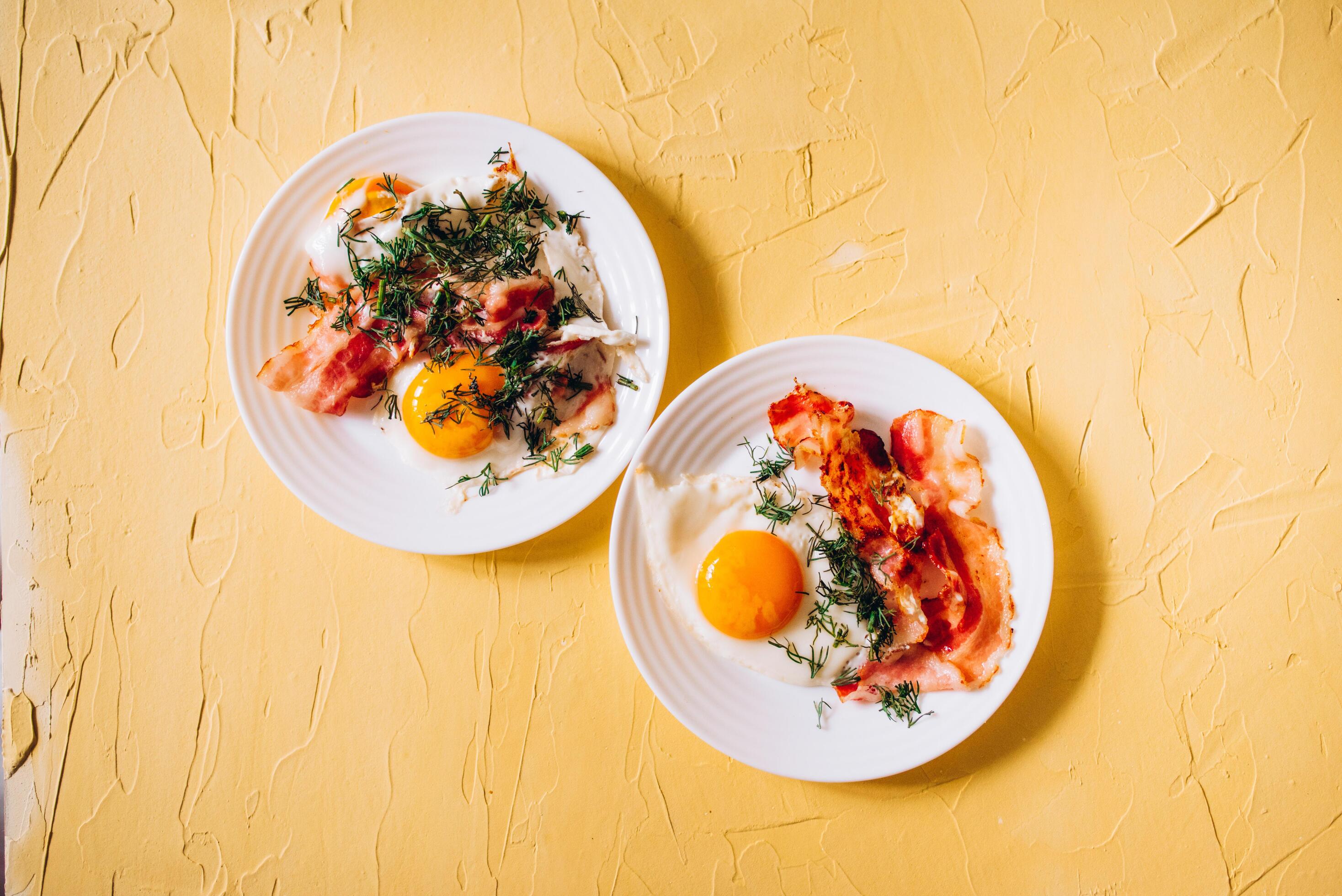 Scrambled eggs with bacon 7991199 Stock Photo at Vecteezy