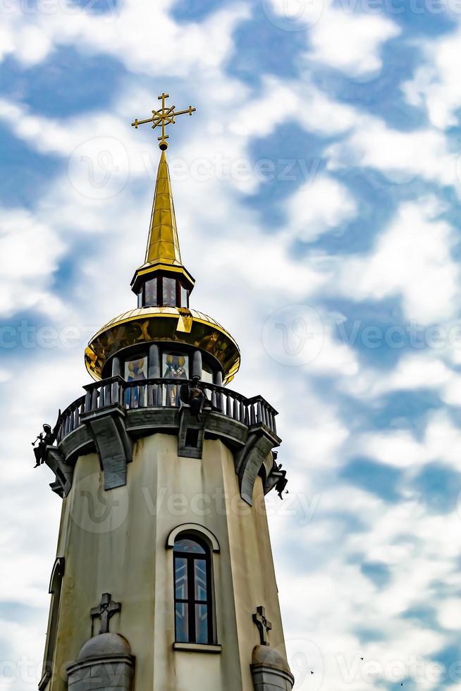 Cruz de la iglesia cristiana en alta torre campanario para la oración foto