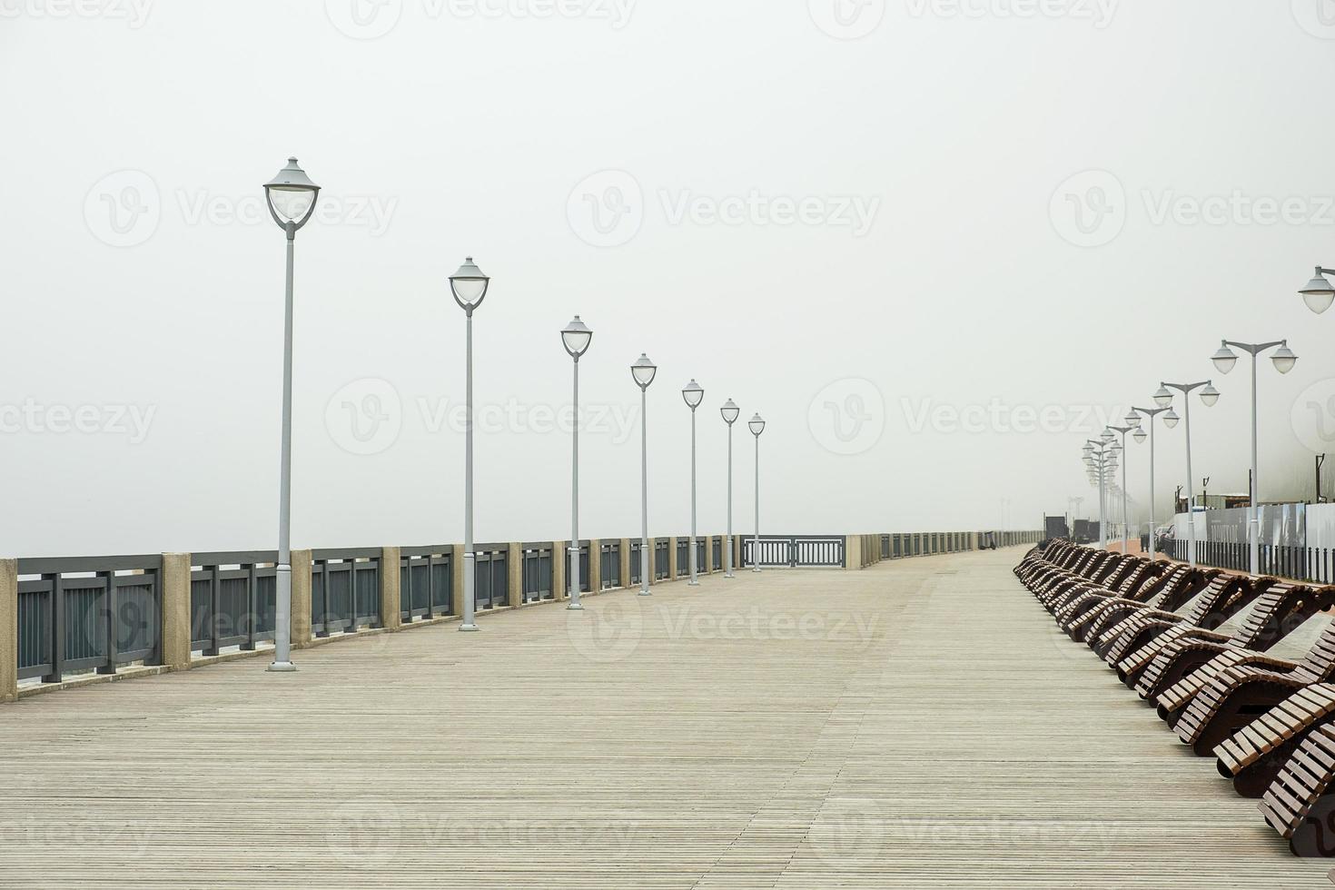 paseo marítimo vacío en previsión de la temporada de vacaciones foto