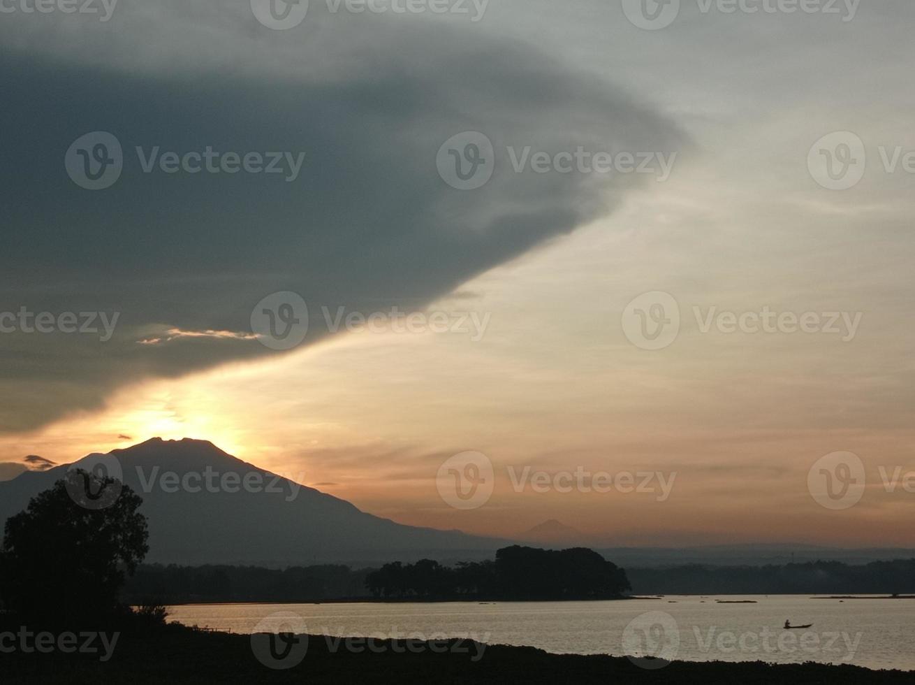 hermosa puesta de sol en el lago foto