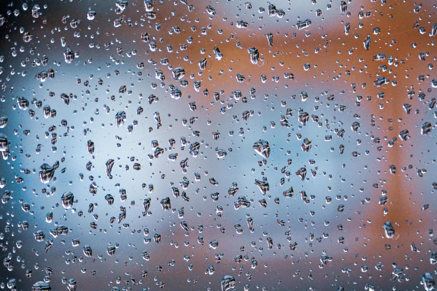 gotas de lluvia en la ventana en días lluviosos, fondo abstracto foto