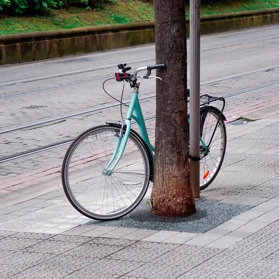 bicicleta modo de transporte en la ciudad foto