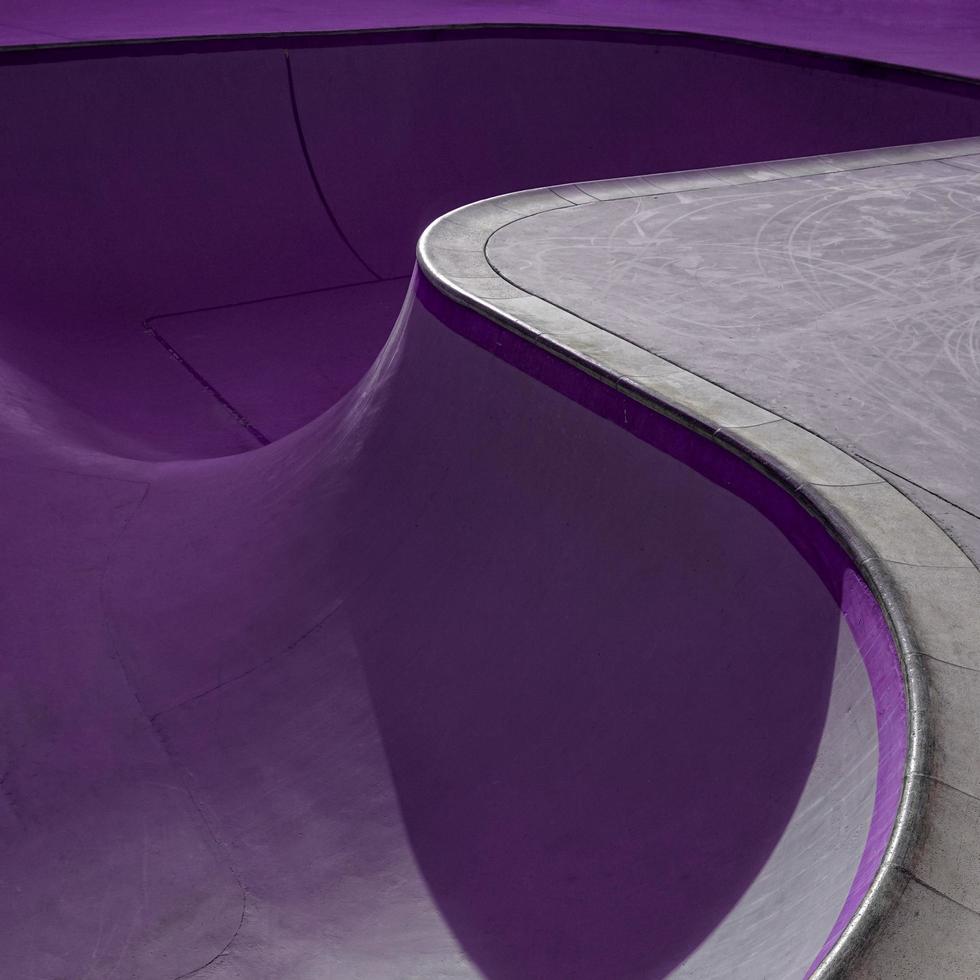 parque de patinaje morado vacío en la calle foto