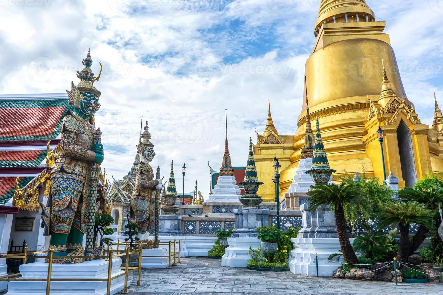 un punto de referencia de wat phra kaew en bangkok, tailandia. un lugar donde todos en cada religión pueden ser vistos. foto