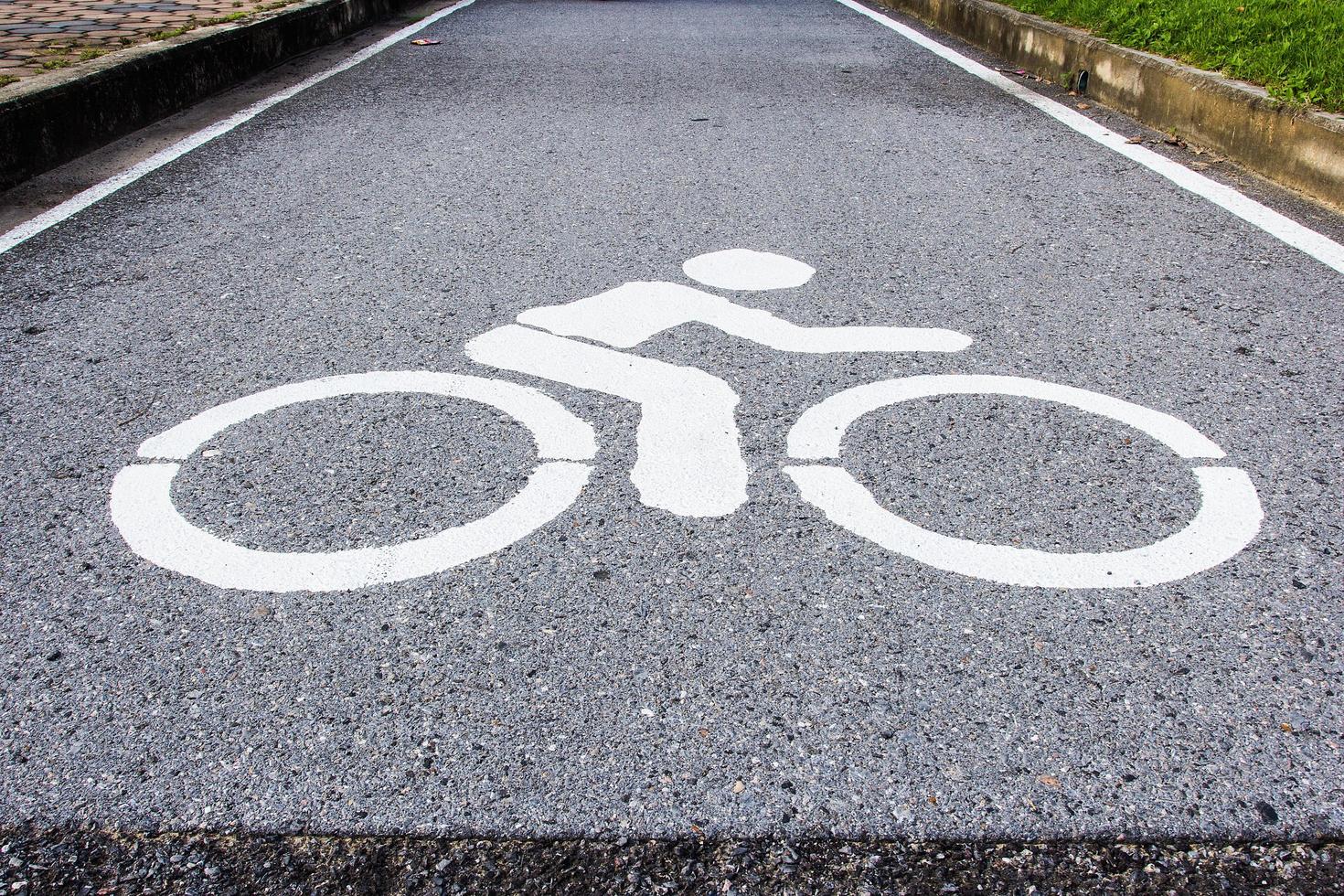 señal de bicicleta en una carretera. foto