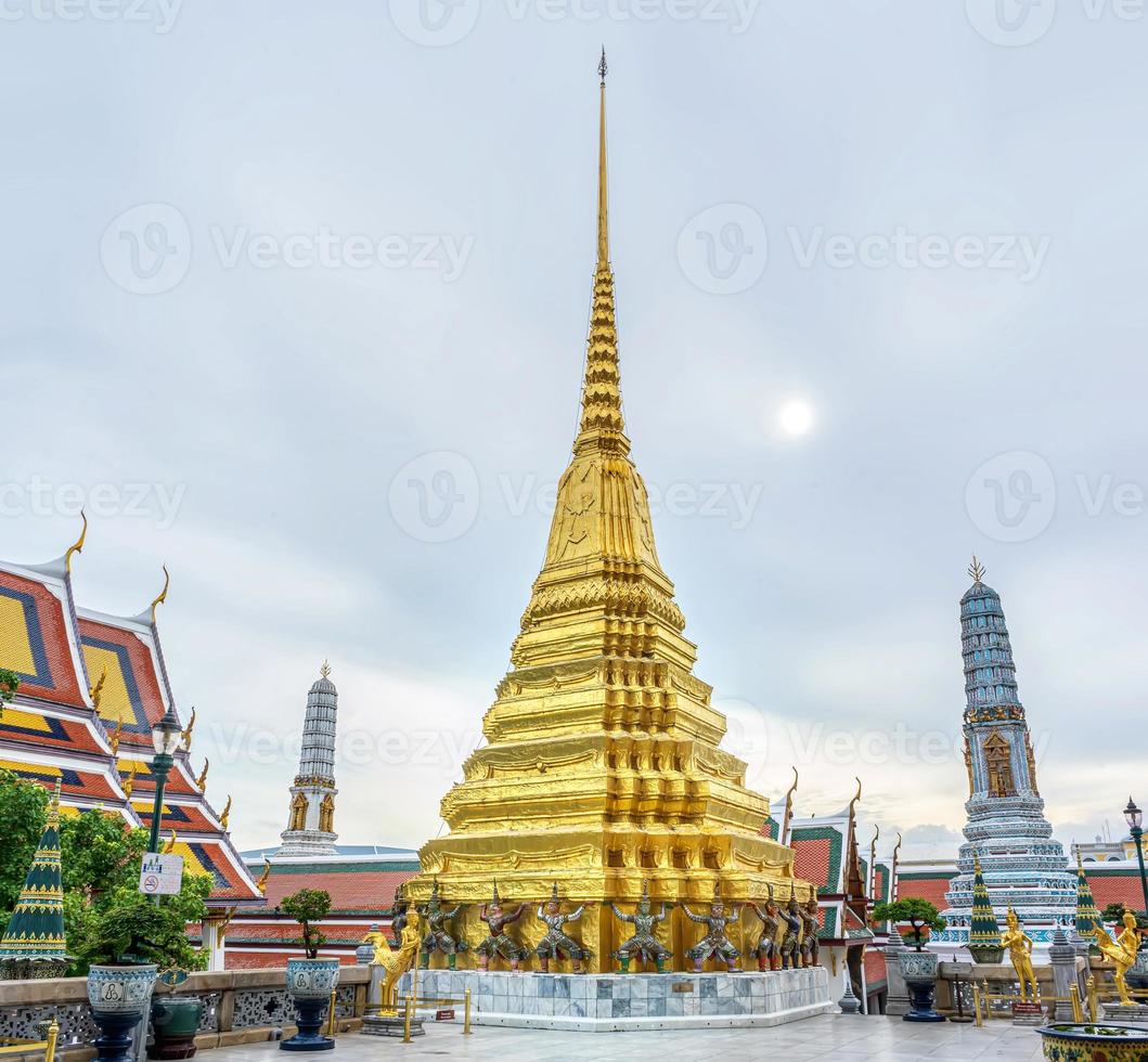 un punto de referencia de wat phra kaew en bangkok, tailandia. un lugar donde todos en cada religión pueden ser vistos. foto