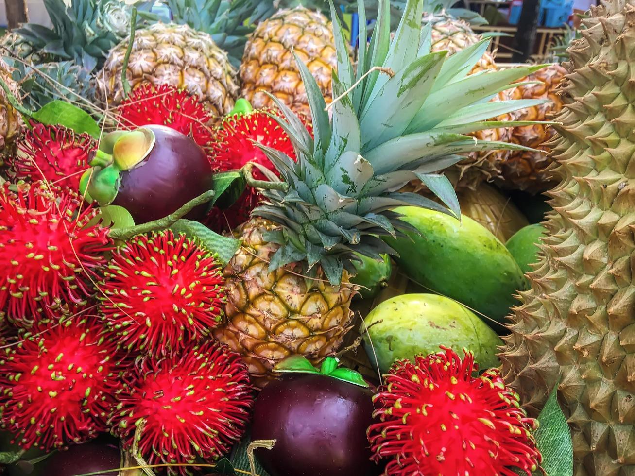 muchas pilas de frutas esperan una venta. foto