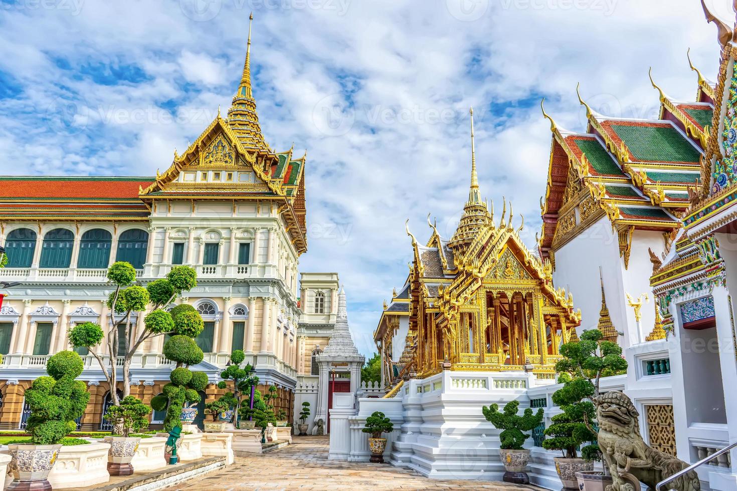 un hito del gran palacio es un complejo de edificios en el corazón de bangkok, tailandia. foto