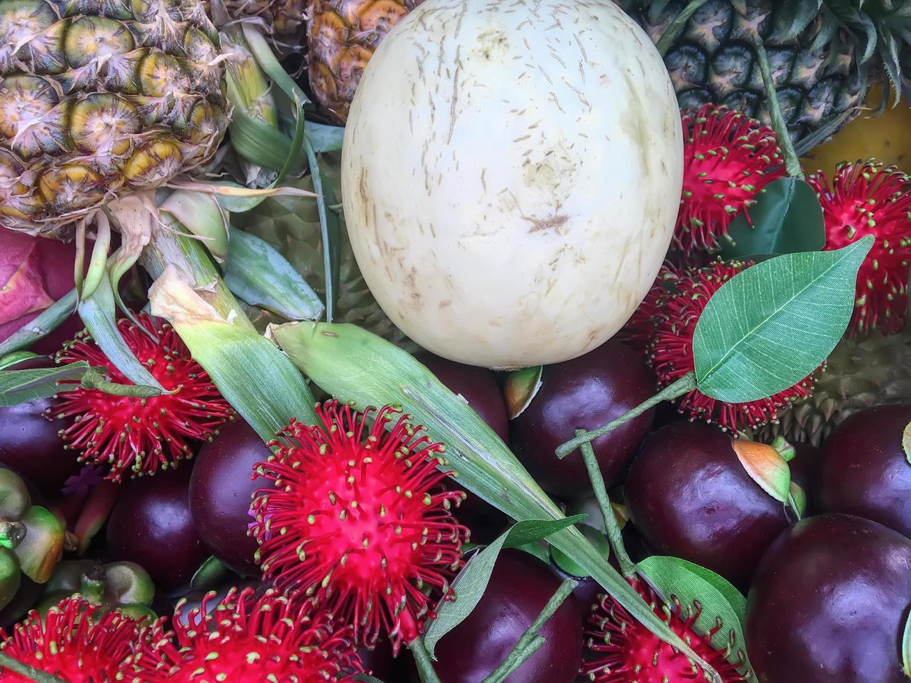 muchas pilas de frutas esperan una venta. foto