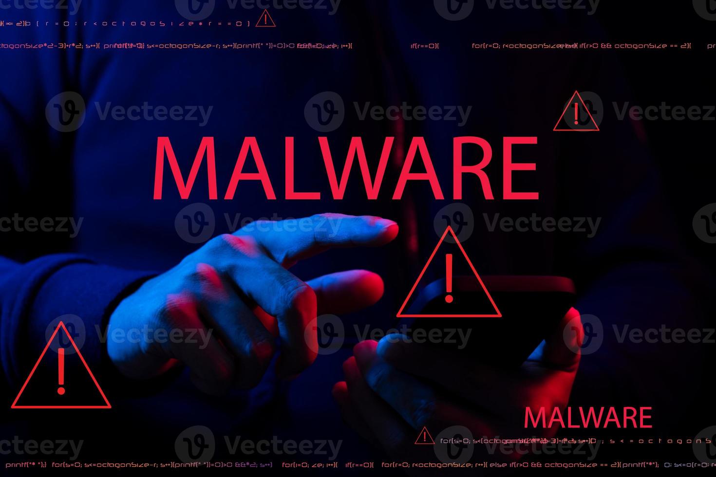 concepto de malware delitos cibernéticos y métodos de prevención, teléfonos inteligentes que muestran pantallas de malware y virus, piratería de contraseñas y datos personales. foto