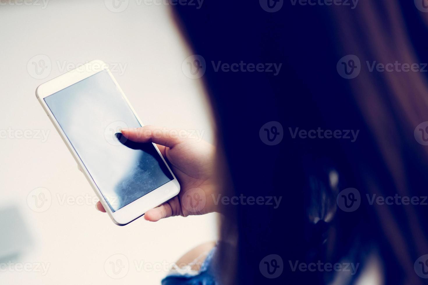 mano de mujer sosteniendo un teléfono móvil inteligente con mensaje o correo electrónico, teléfono celular de niña con espacio de copia para contenido, teléfono inteligente de maqueta, concepto de comunicación. foto