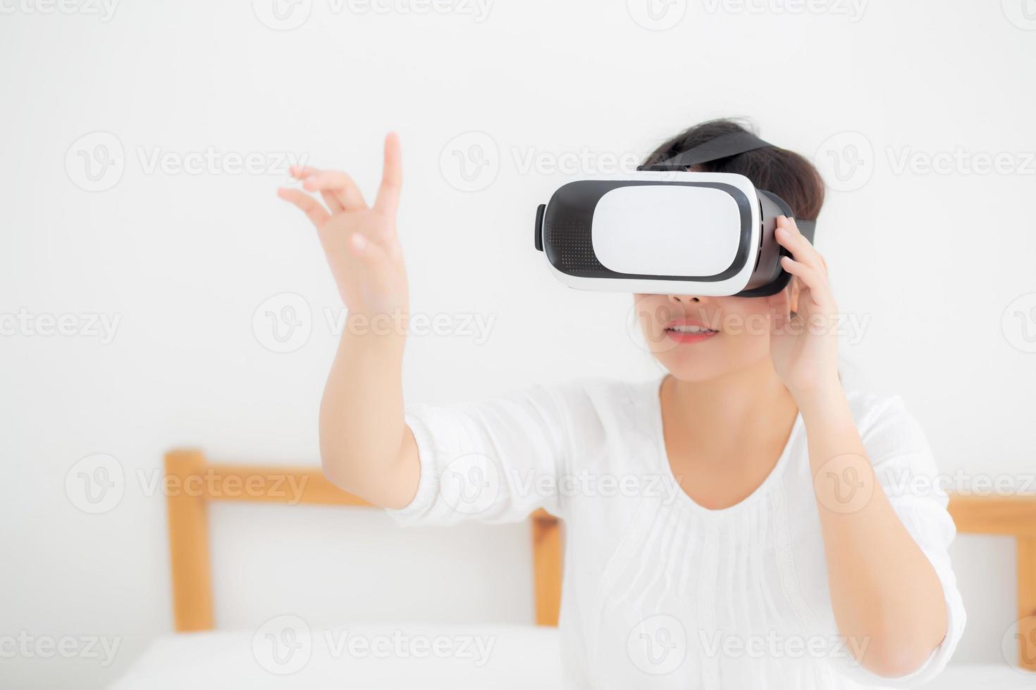 hermosa joven asiática alegre y divertida usando auriculares de realidad virtual vr, dispositivo de niña y viendo juegos de simulación en el futuro, búsqueda femenina con tecnología digital. foto