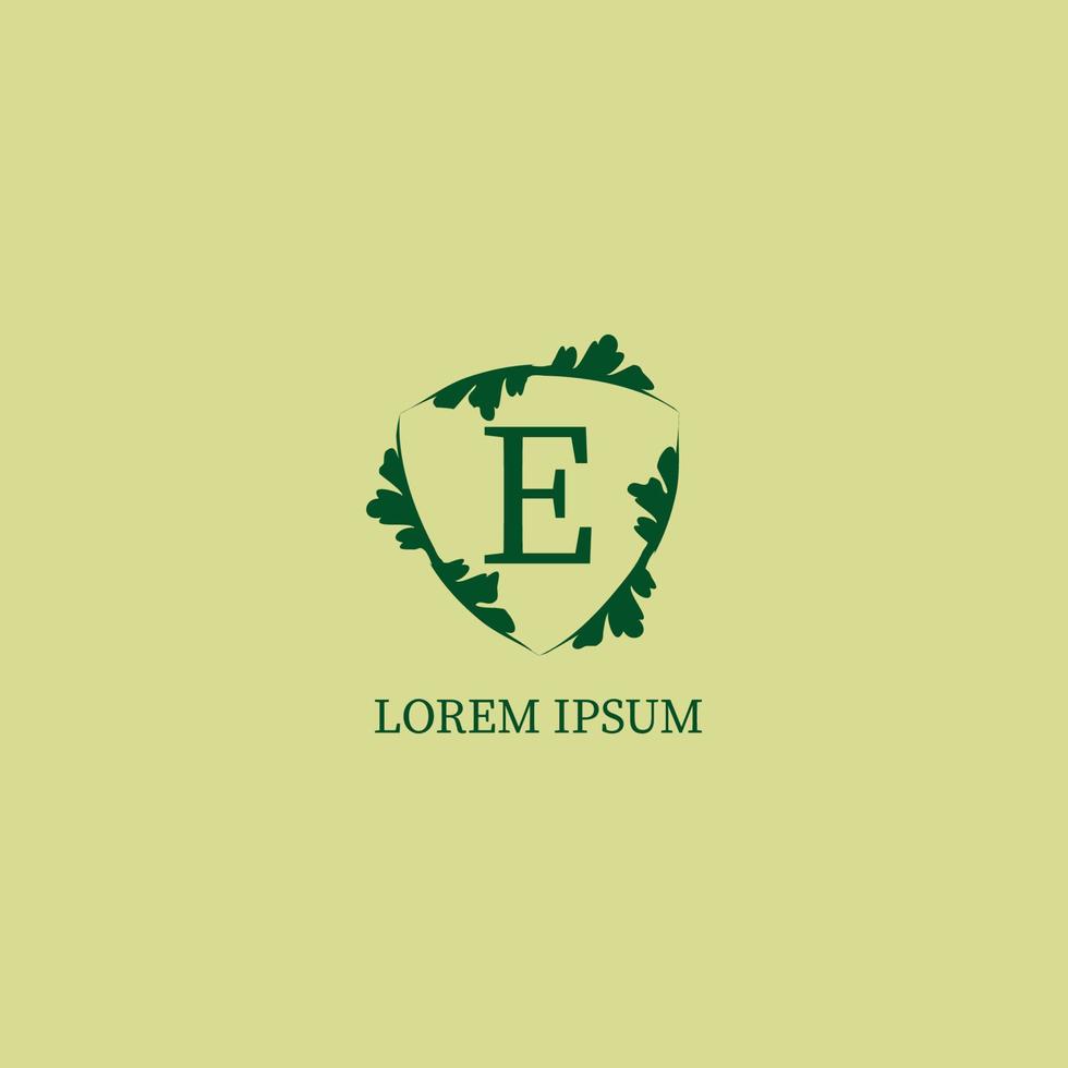 plantilla de diseño de logotipo alfabético letra e aislada en color beige verde. ilustración de signo de escudo floral decorativo. guardia de la naturaleza, concepto de logotipo de seguridad. vector