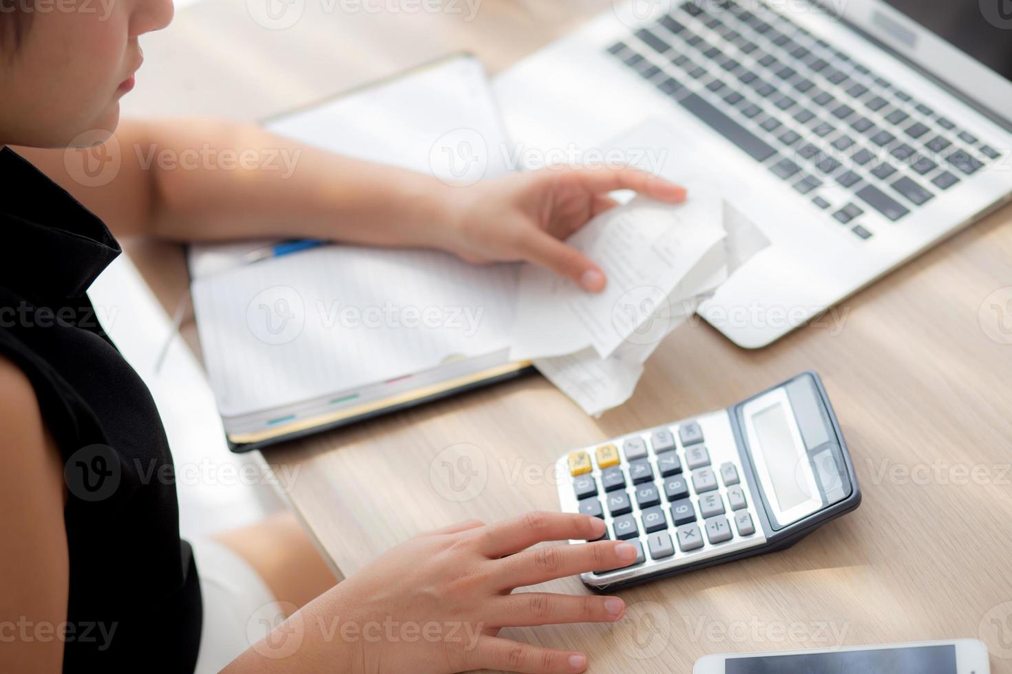 mujer de primer plano calculando los gastos del hogar y escribiendo un cuaderno en el escritorio, niña revisando la factura y el estrés y la nota, la preocupación femenina por la deuda y el concepto de impuestos, finanzas y negocios. foto