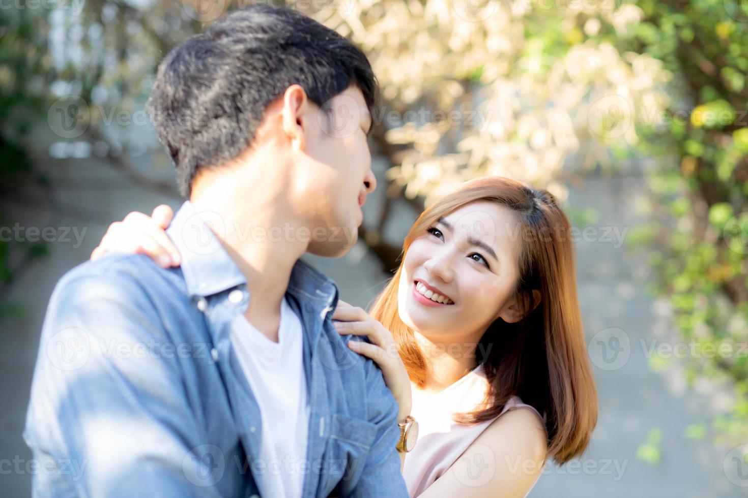 hermosa pareja de retratos mirándose a los ojos y sonriendo con una relación feliz, joven y asiática de hombre y mujer con citas amorosas, sentimiento y emoción de marido y mujer, amantes y concepto de estilo de vida. foto