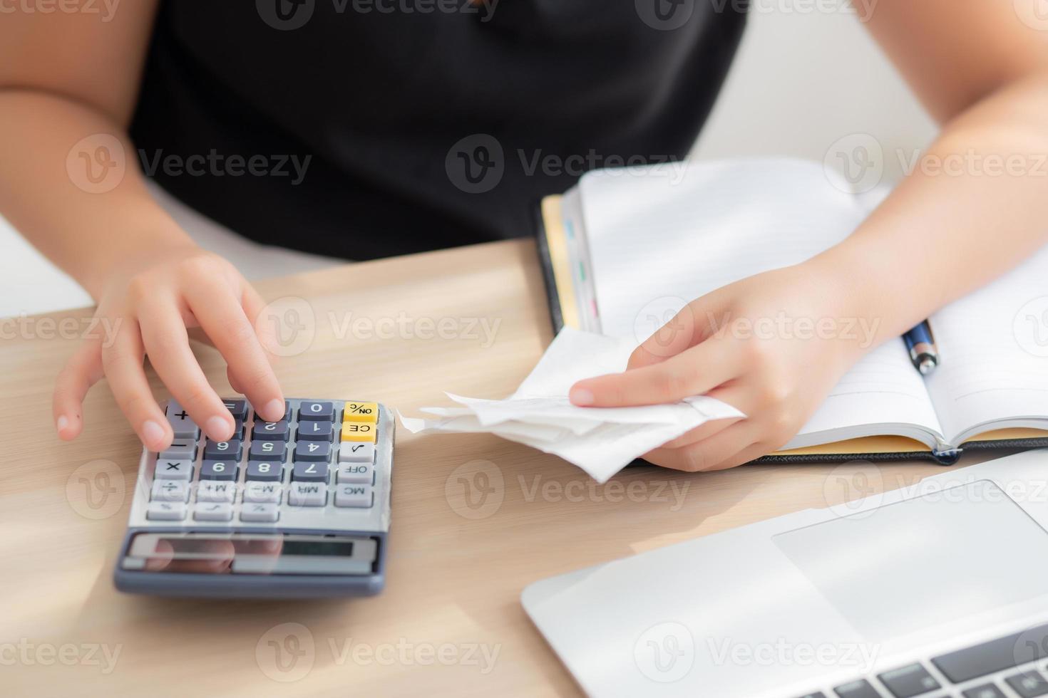 mujer de primer plano calculando los gastos del hogar y escribiendo un cuaderno en el escritorio, niña revisando la factura y el estrés y la nota, la preocupación femenina por la deuda y el concepto de impuestos, finanzas y negocios. foto