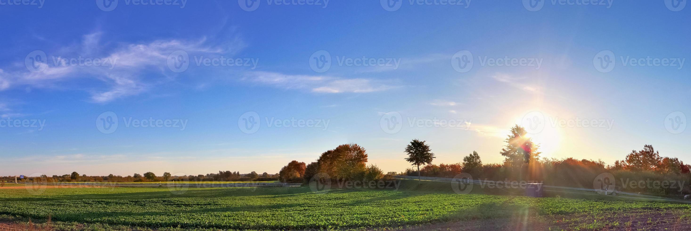 hermoso panorama de alta resolución de un paisaje del norte de Europa con campos y hierba verde foto