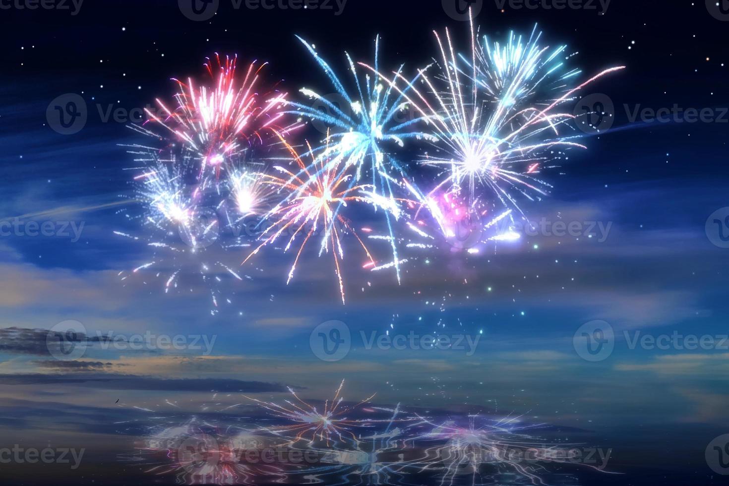 hermosos fuegos artificiales de feliz año nuevo en el cielo con reflejos en el agua foto
