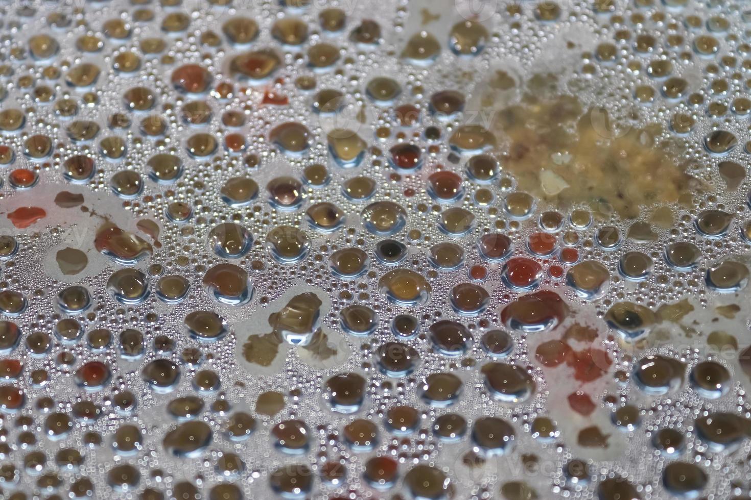 gotas de agua caliente que se condensan en una tapa de olla de vidrio durante la cocción. foto