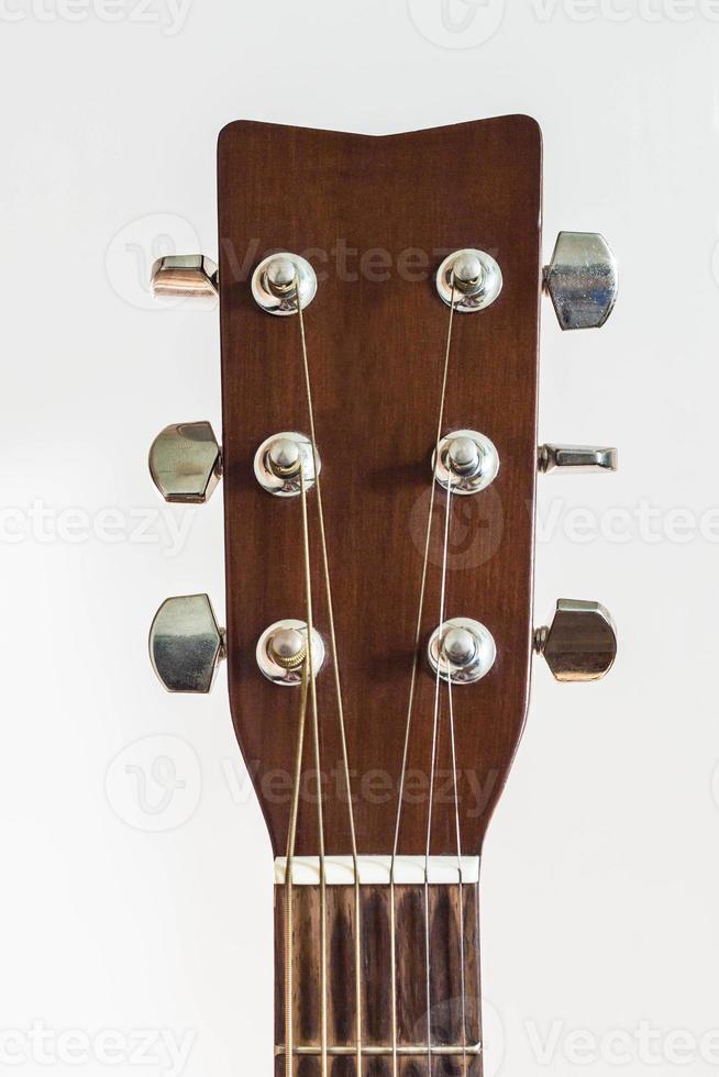 cuello de guitarra acústica sobre fondo blanco foto