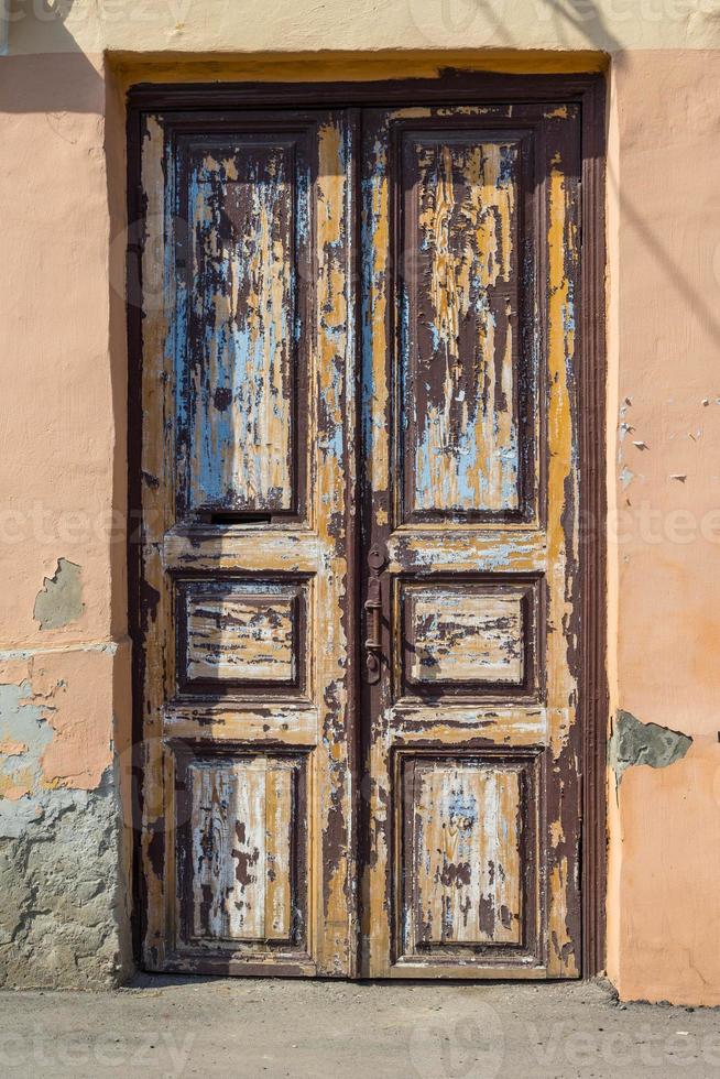 Puerta de la casa marrón de madera vieja foto