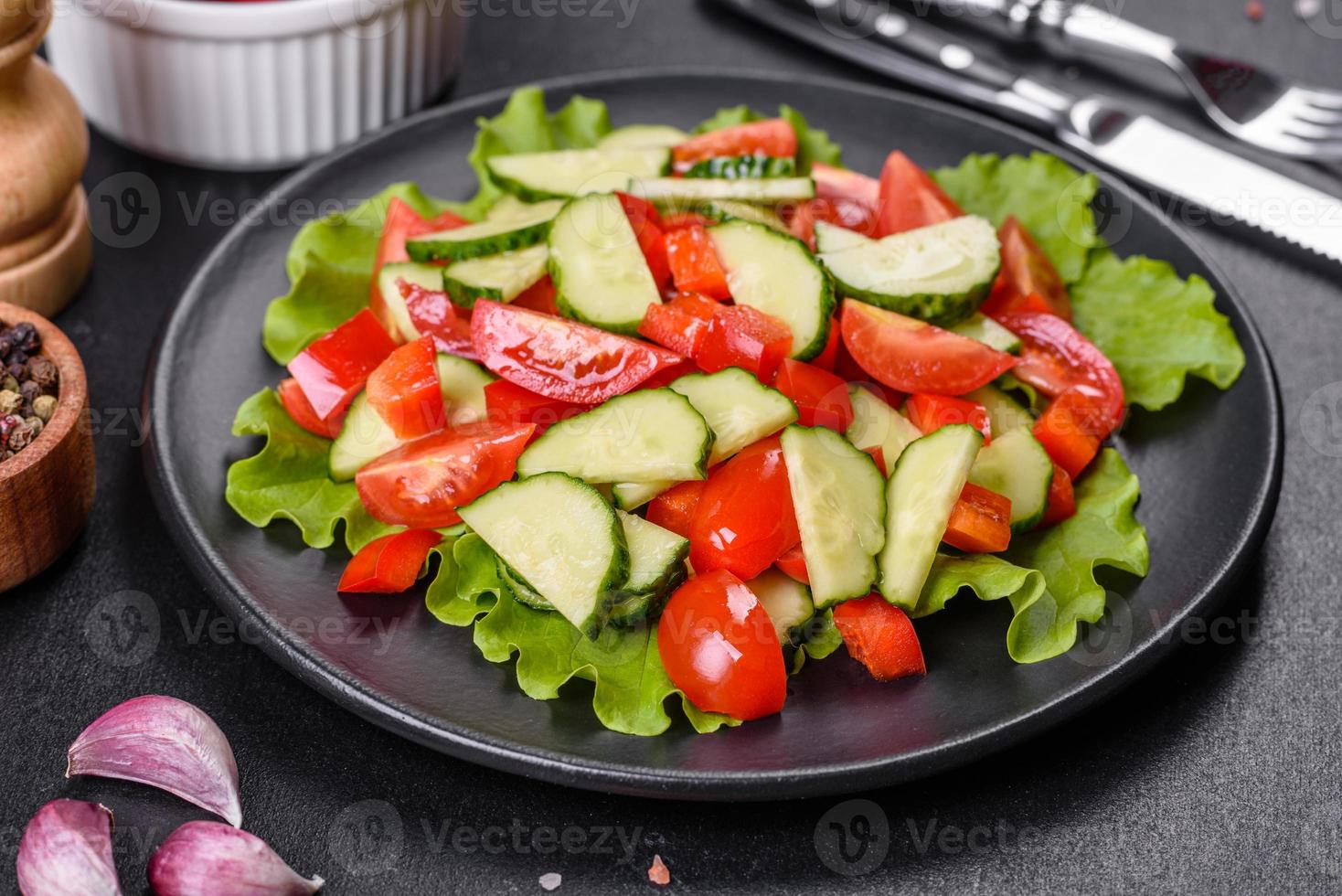 Ensalada de lechuga, pepino, espinacas, tomate y huevos de codorniz con hierbas y limón foto