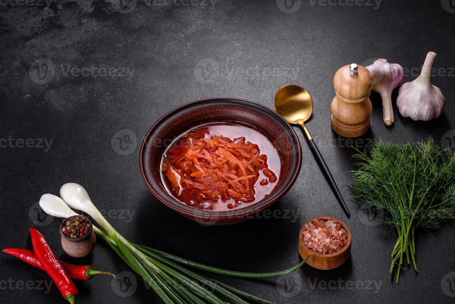 borscht ucraniano tradicional con remolachas, tomates, ajo, especias y hierbas. plato ucraniano, comida tradicional foto