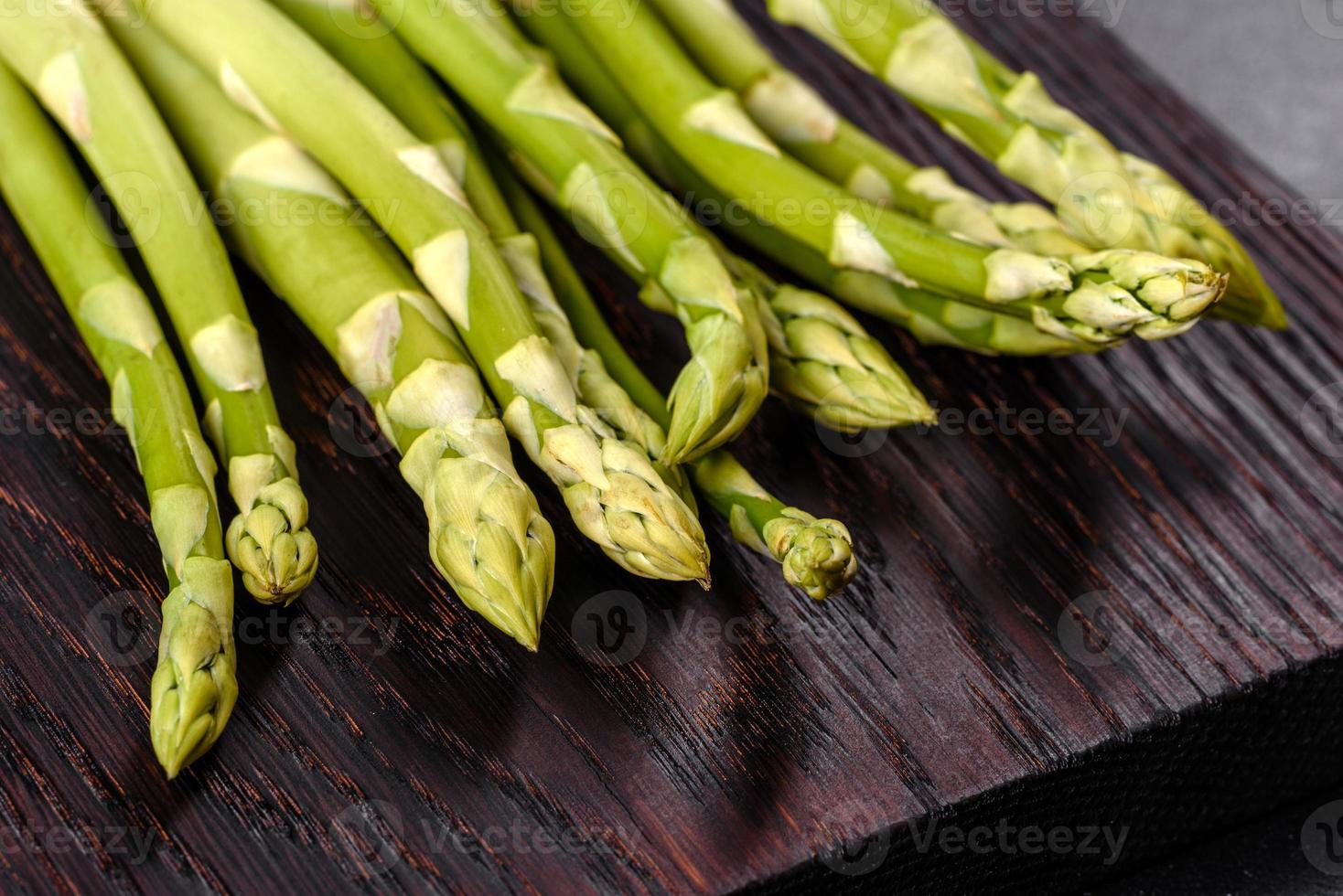 manojo de espárragos verdes maduros frescos vegetales orgánicos listos para cocinar o asar foto